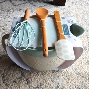 NWT Mixing Bowl and Utensils set